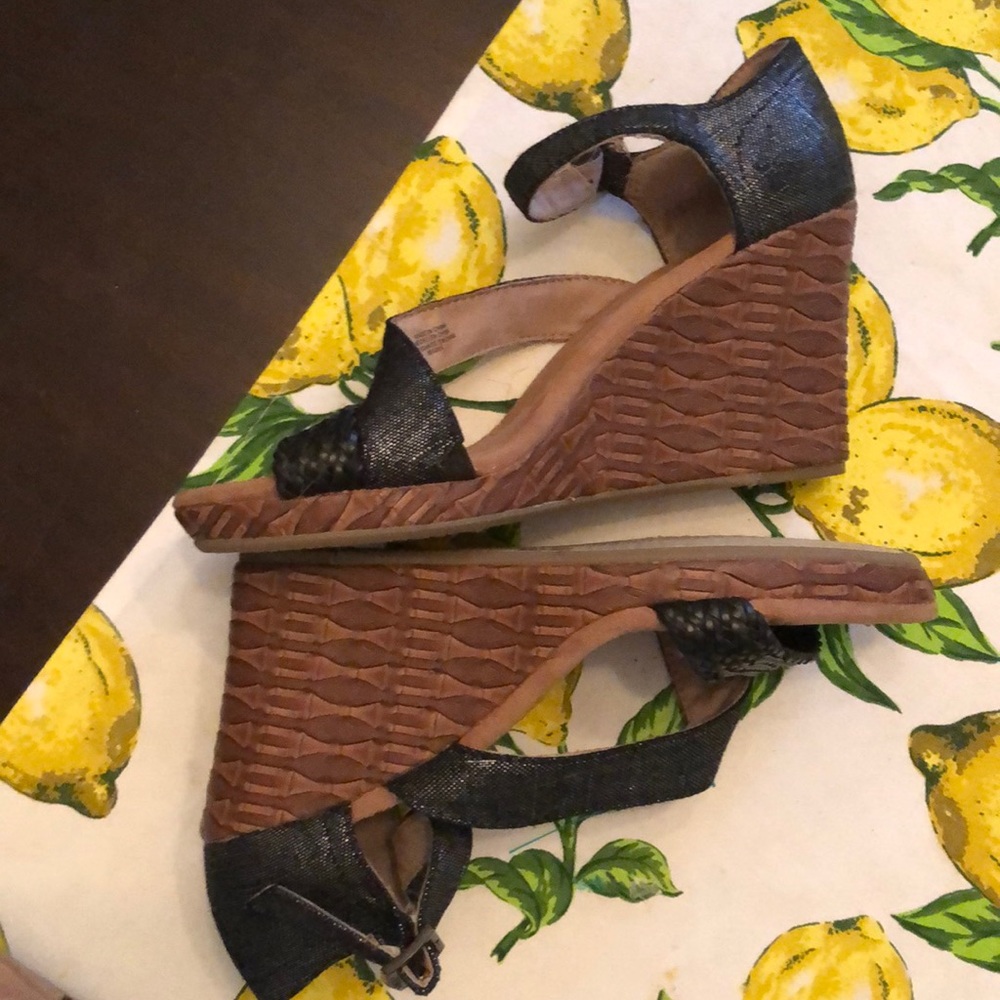TOMS - Picture 2 of 4